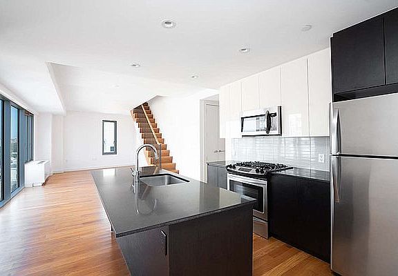 3rd image of 31-43 Vernon Blvd #810