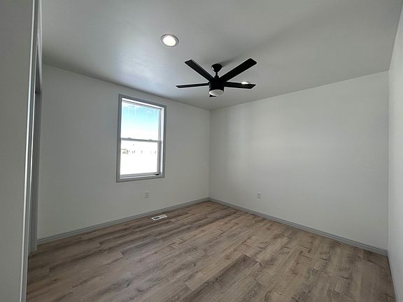 3rd image of 914 Riverbend St