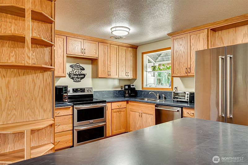 3rd image of 1004 NE 84th Avenue