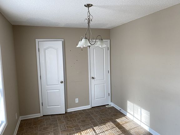 3rd image of 1400 Jenny Ln