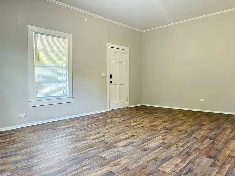 321 N Poplar St — Photo 5