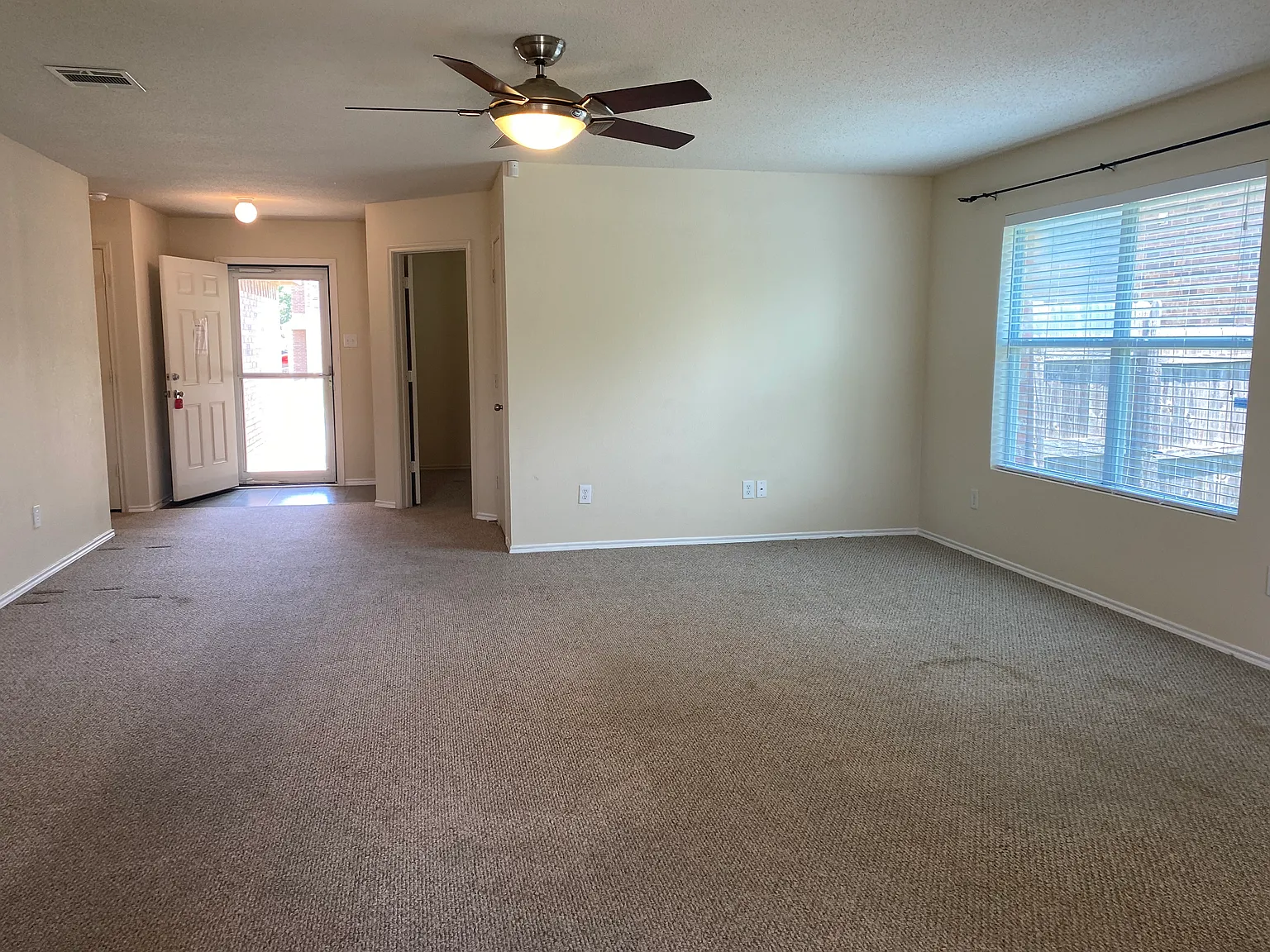 3 bed, 1635 sqft, $2,100 — Photo 4