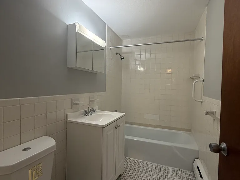 138 Store Ave #3R — Photo 8