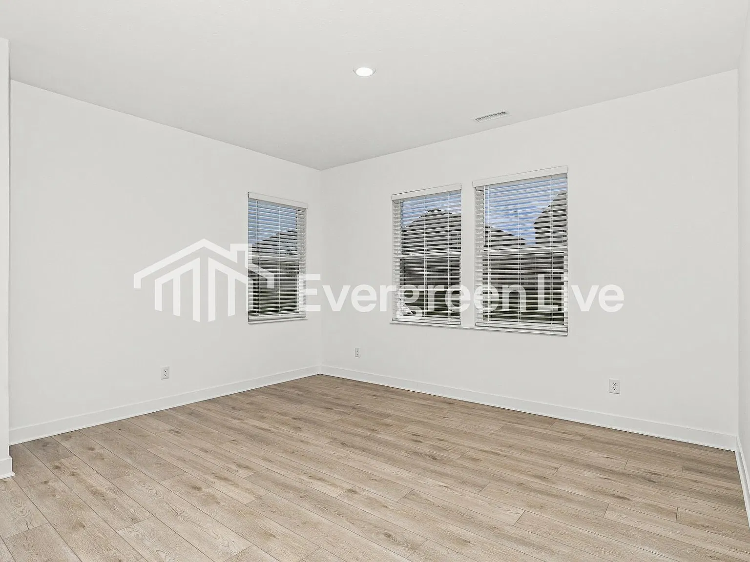 3 bed, 2.5 bath, 1703 sqft, $1,990 — Photo 2