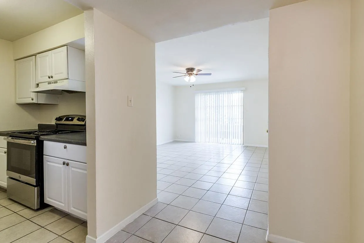 Palm Shore Apartments — Photo 1