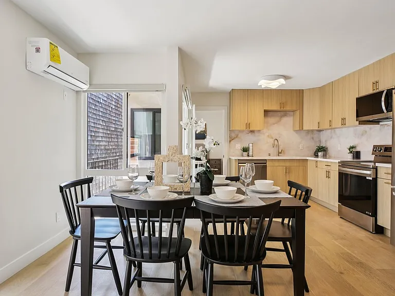 1824 Fairburn Ave — Photo 6