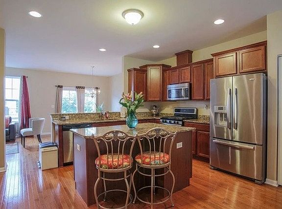 2nd image of 482 Plaza Pl