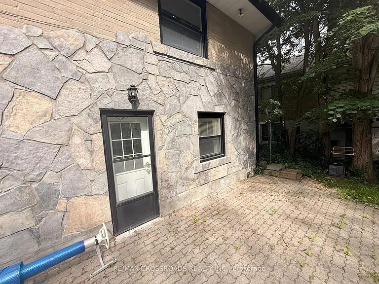 23 Burnview Cres — Photo 2