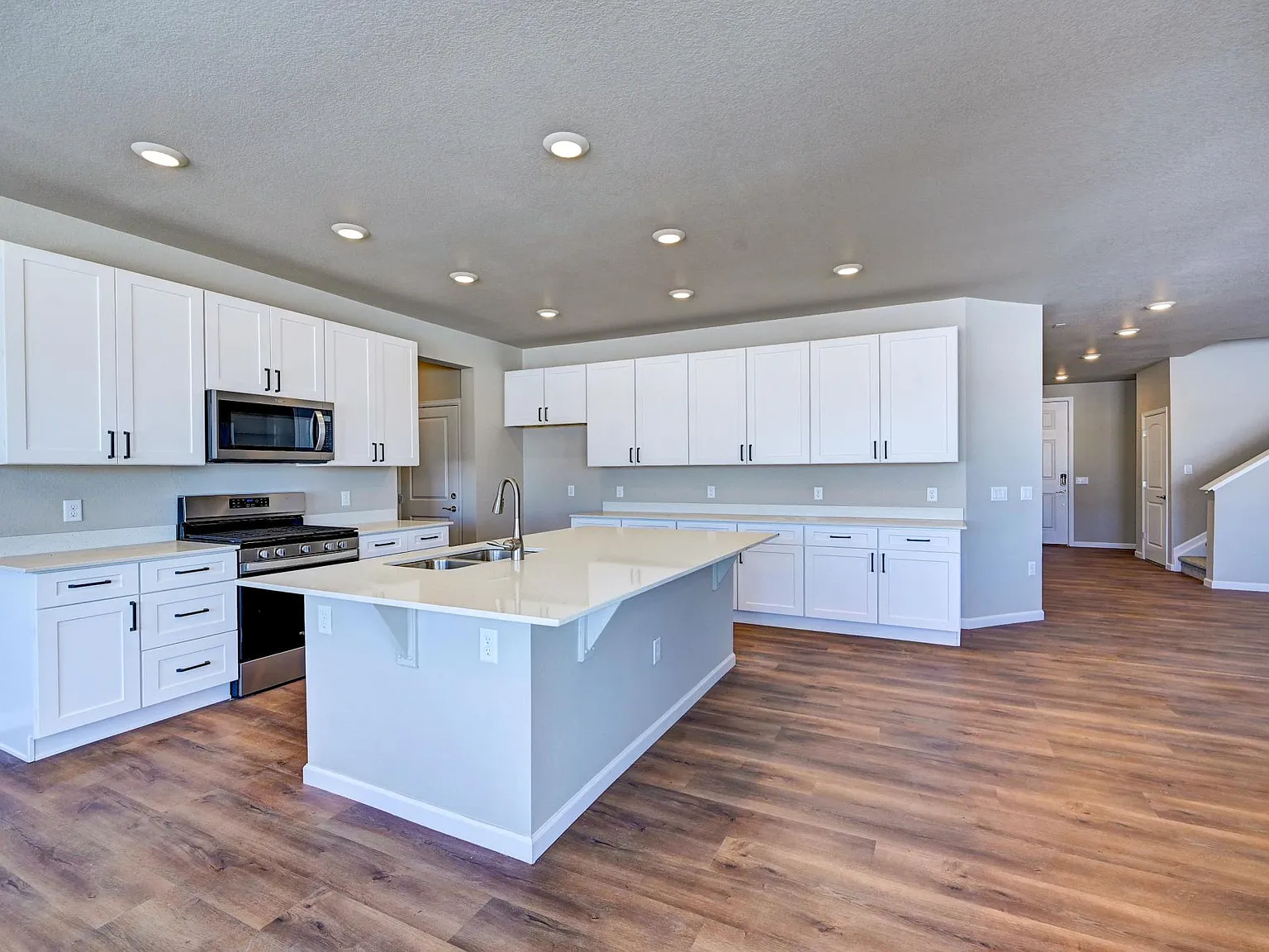 3 bed, 2.5 bath, 3018 sqft, $3,449 — Photo 4