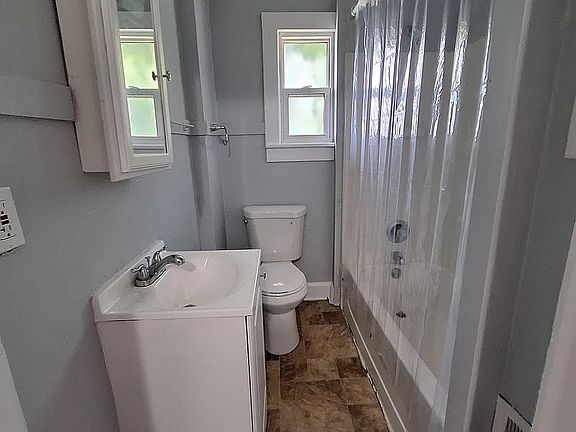 4th image of 319 W 40th St