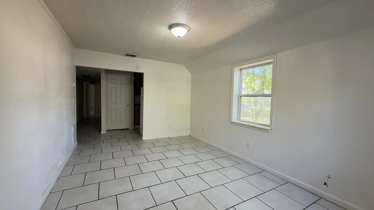 Building Photo - 1570 McConihe St #B