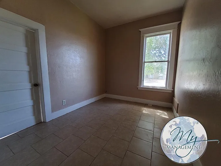 4 bed, 1.0 bath, 1400 sqft, $1,300 — Photo 21