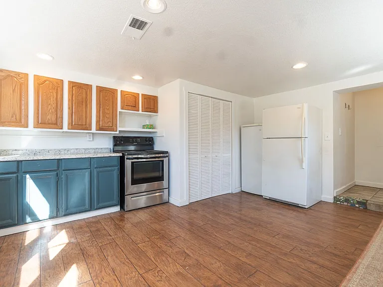 1021 W South Ave — Photo 5