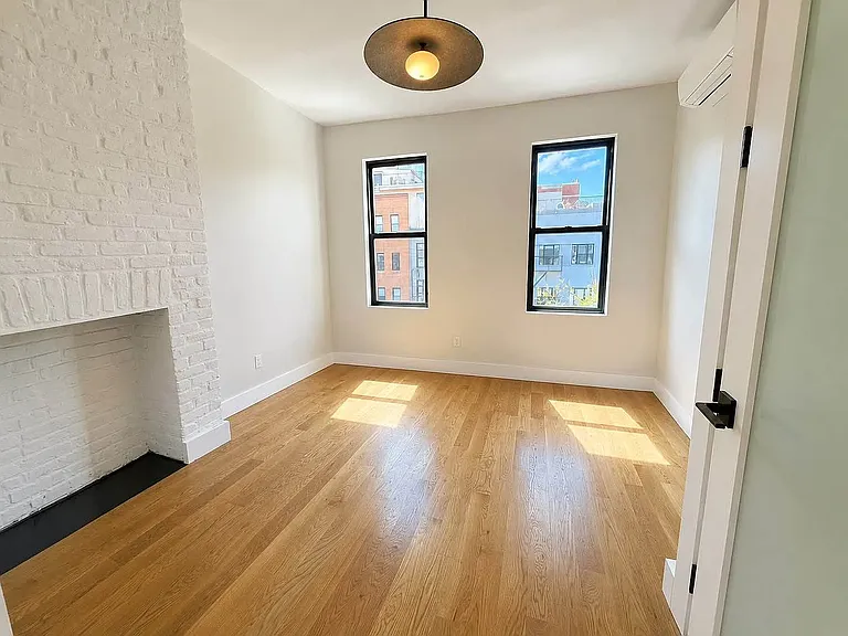 240 Montrose Ave #1R — Photo 9