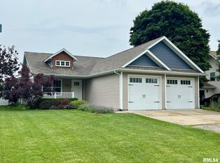 409 W Main St, Williamsville, IL