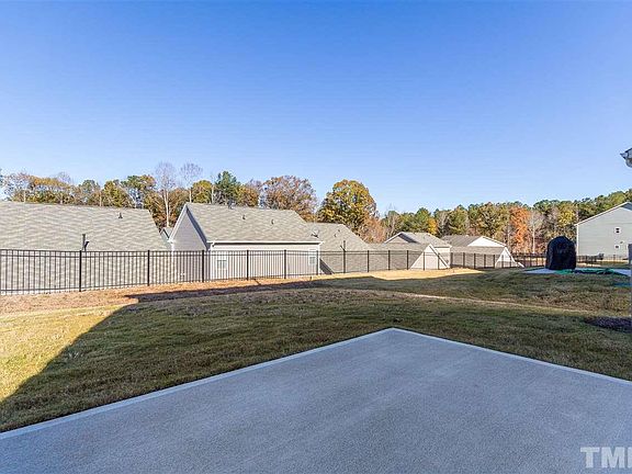 3rd image of 33 Crownview Ct