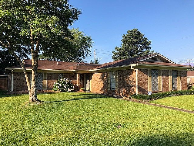 1st image of 2805 Pine Circle Dr