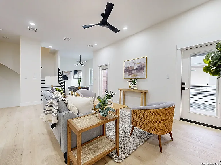 1019 S Hackberry St #201 — Photo 6