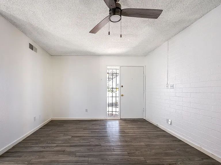 Park West Apartments — Photo 15