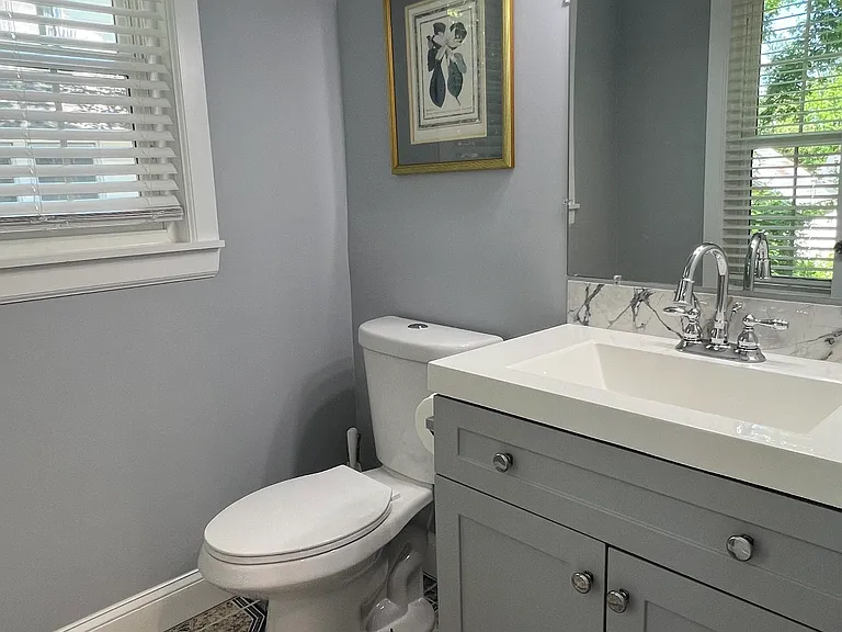 Half bathroom / main floor