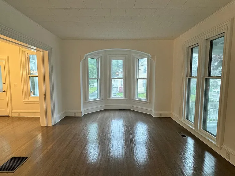323 N Main St — Photo 3