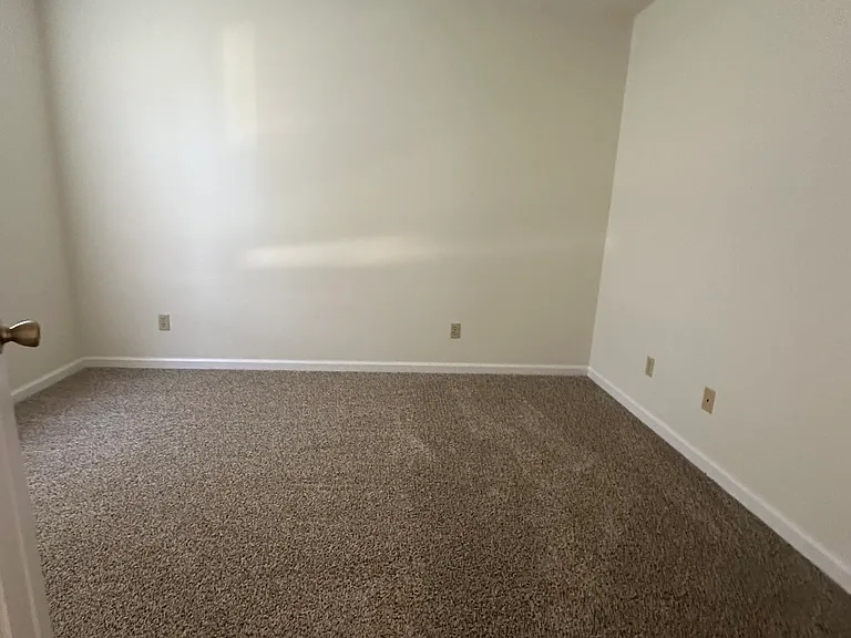 1118 S Woodlawn Ave — Photo 12