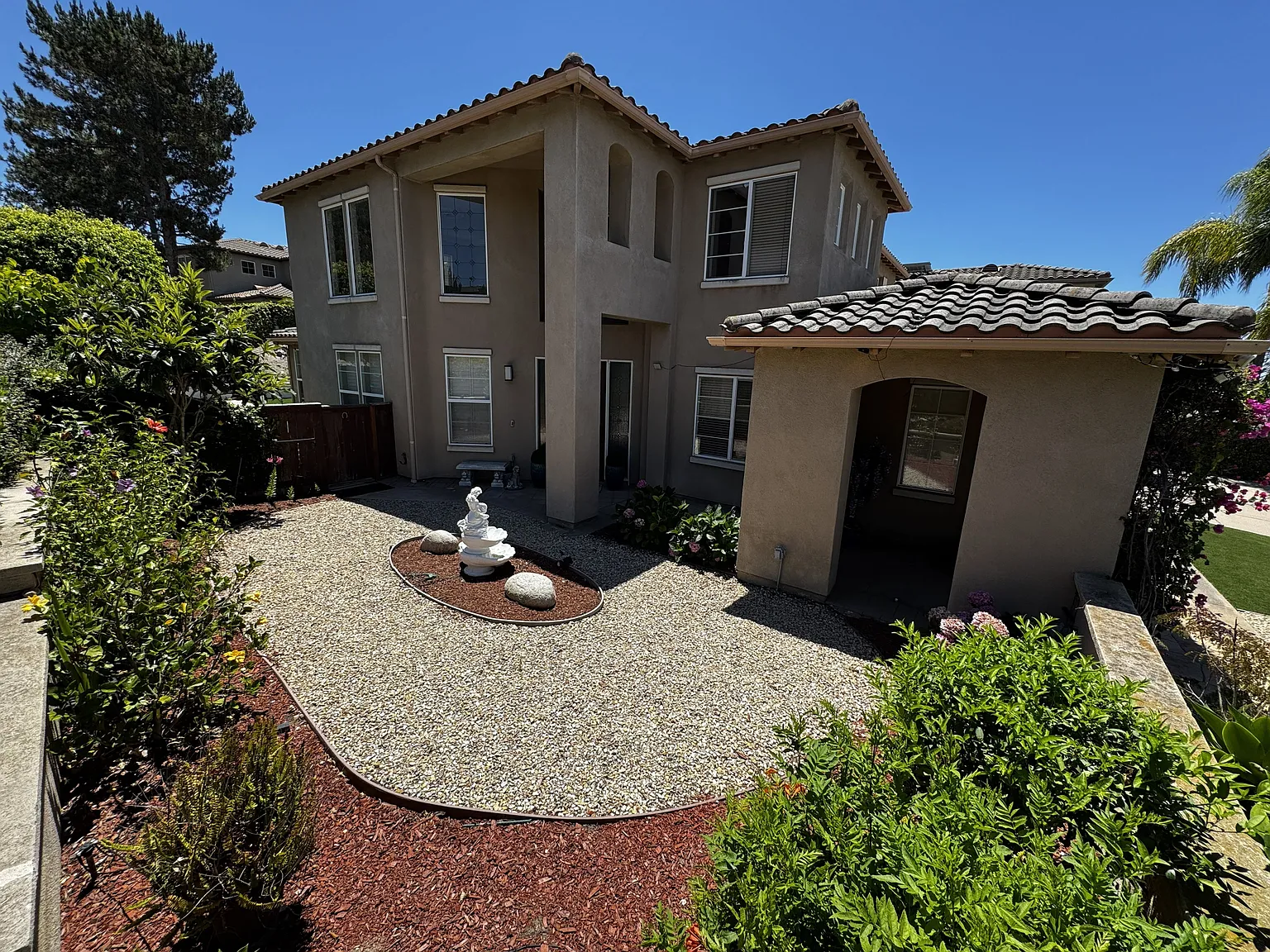 5 bed, 3.5 bath, 3215 sqft, $7,495 — Photo 3
