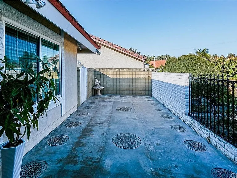 Front yard patio