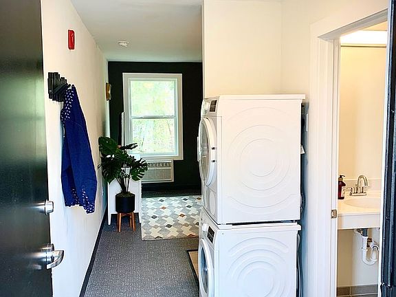 3rd image of 5104 Hollyridge Dr #307