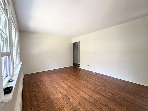 2nd image of 402 Thompson St