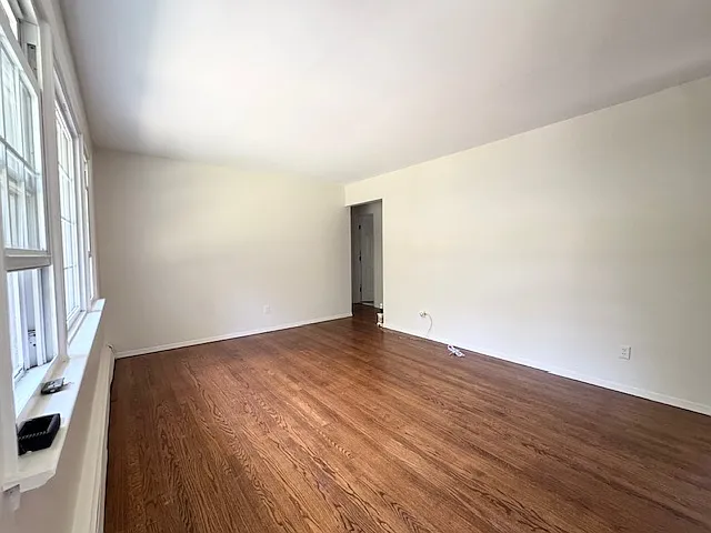 402 Thompson St — Photo 2