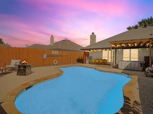 215 Nottingham Dr, Waxahachie, TX 75165