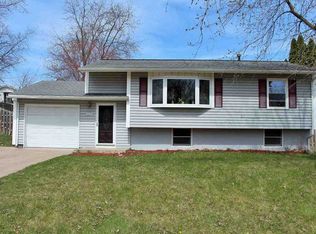 4120 Cresthill Dr, Davenport, IA 52806