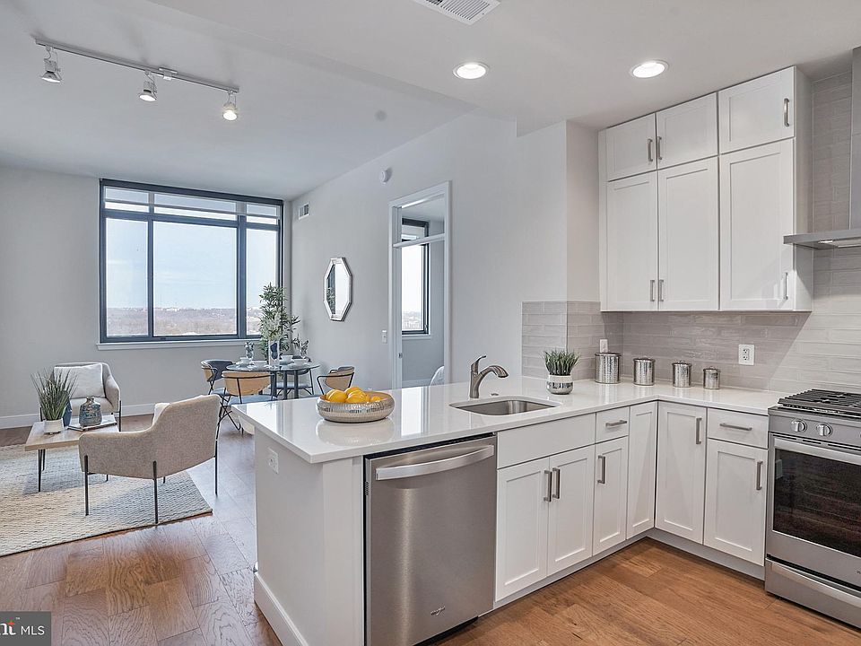 1st image of 2000 Clarendon Blvd #1004