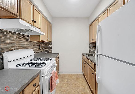 5th image of 1316 Hoe Ave #B