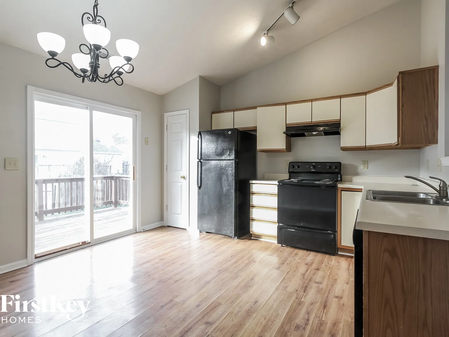 3 bed, 2.0 bath, 1107 sqft, $1,830 — Photo 4
