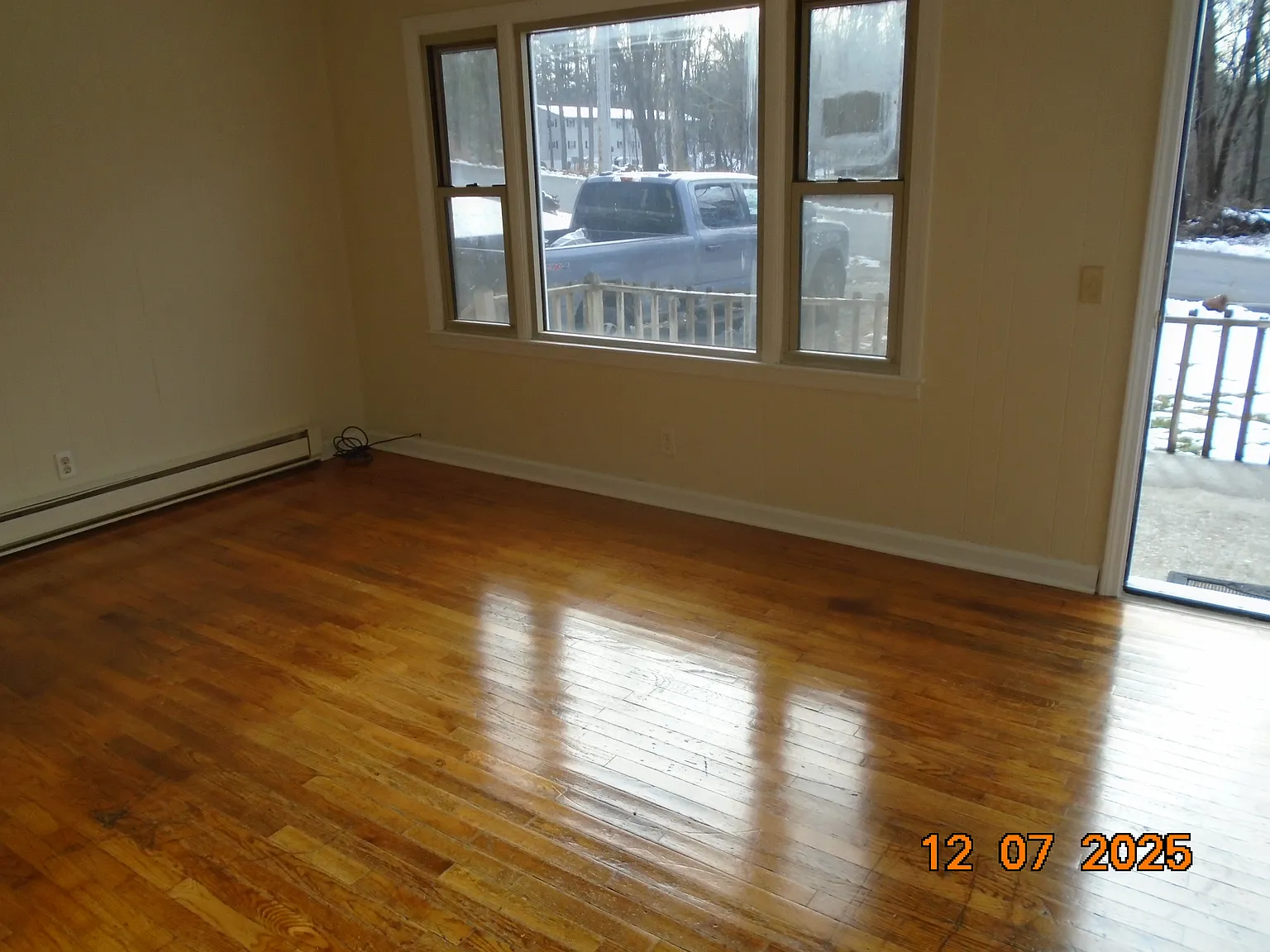 3 bed, 960 sqft, $1,200 — Photo 3