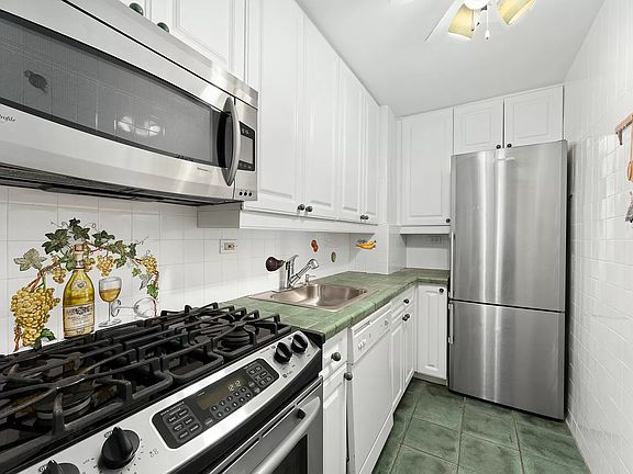 3rd image of 165 W 66th St APT 7V
