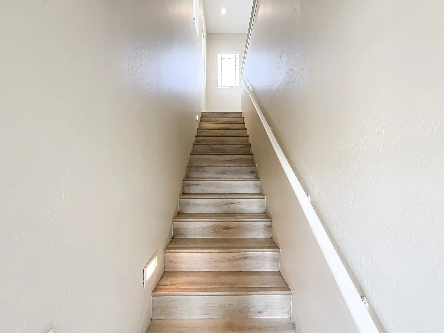 Updated 2 bed 2 bath condo in gated community — Photo 2