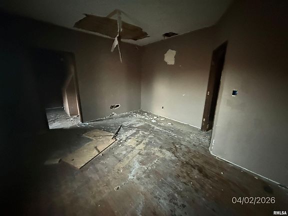5th image of 932 W Edwards St