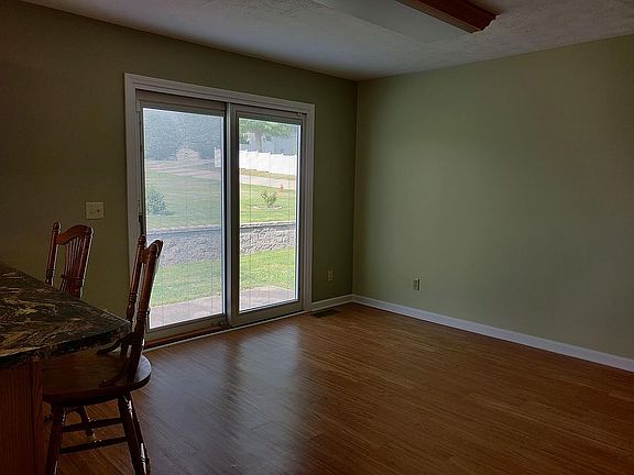 2nd image of 29 Dogwood Pl