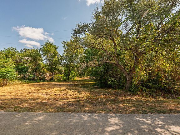 2nd image of 2202 Emerald Isle Dr
