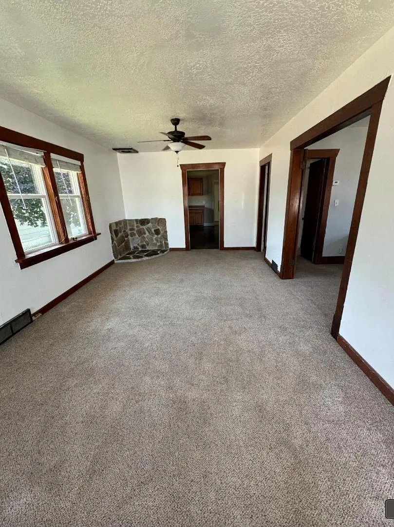544 W 200 S - Upstairs Room 2 — Photo 2