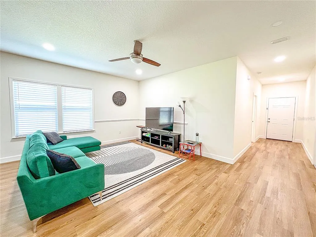 3 bed, 2.0 bath, 1343 sqft, $2,100 — Photo 3