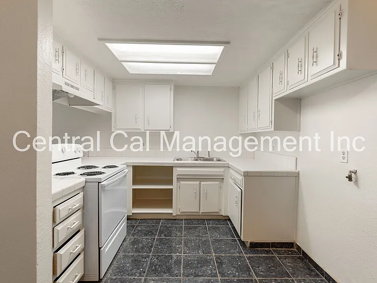 4200 Parkwood Ct — Photo 6