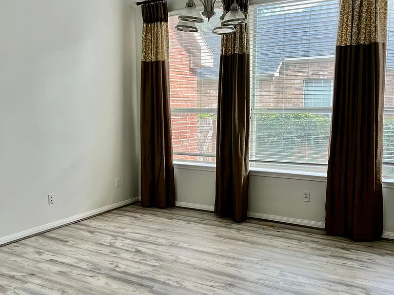 2502 N Yorkchase Ln — Photo 5