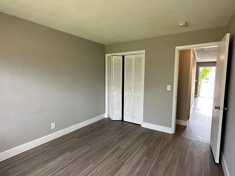 105 NE 6th Ave — Photo 10