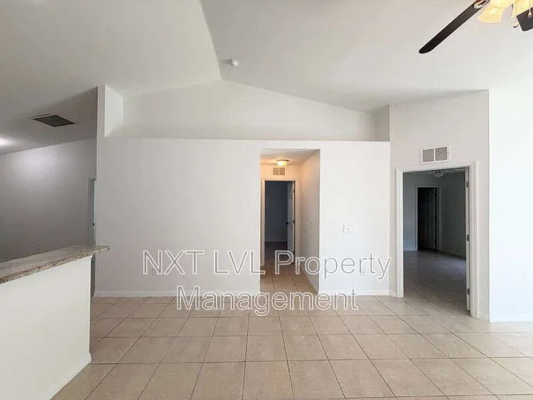 842 SW 39th Ter — Photo 7