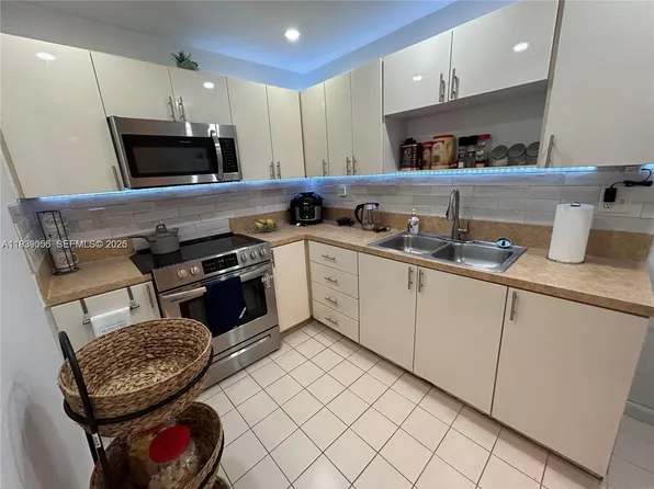8251 NW 8th St APT 214, Miami, FL 33126
