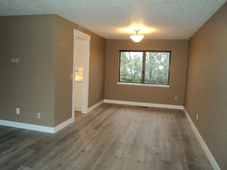 865 NE Scott Ct — Photo 4